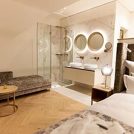 Schlossresidenz - Boutique & 5* גארבסן