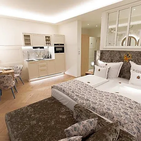 Schlossresidenz - Boutique & 5* גארבסן