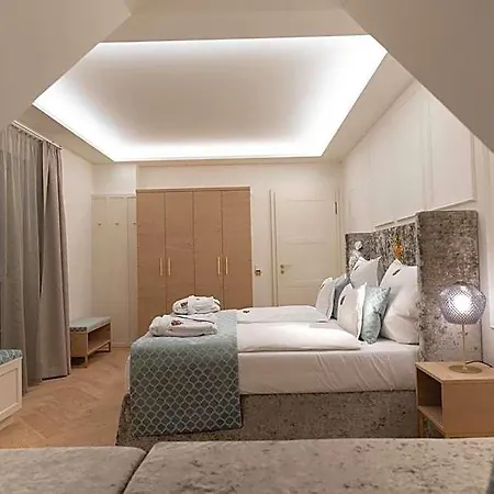 Schlossresidenz - Boutique & 5* גארבסן